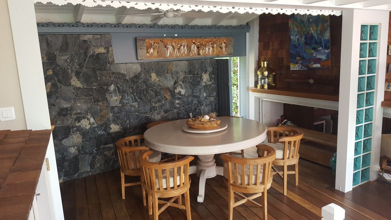 Salle à manger de la villa l'Authentique et escalier